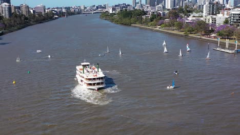 Disparo-De-Drones-Volando-Hacia-Atrás,-Revelando-Muchos-Botes-Pequeños-Teniendo-Una-Carrera-De-Vela-En-El-Río-Brisbane,-Cerca-Del-West-End-Y-Toowong