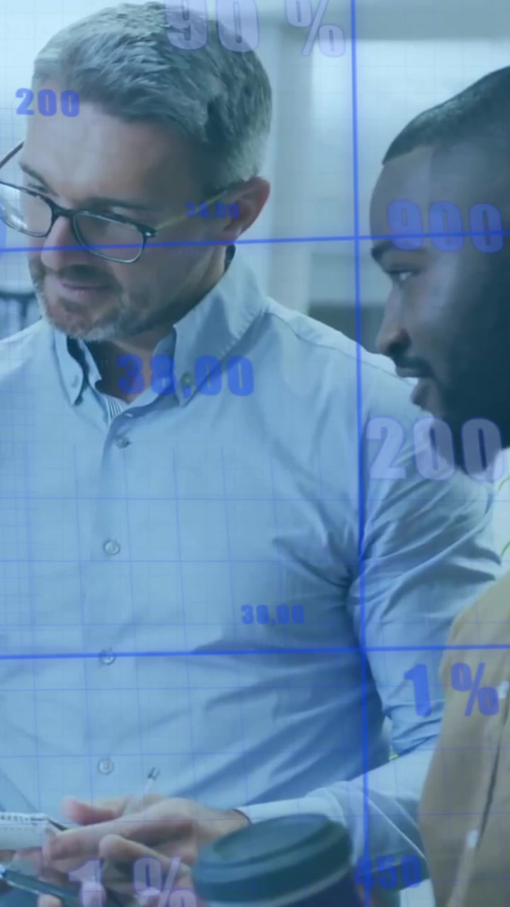 Animazione dell'elaborazione dei dati finanziari su diversi uomini d'affari in ufficio