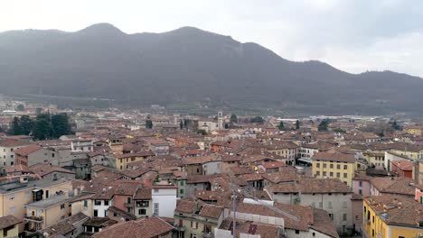 Luftaufnahme-Der-Italienischen-Stadt-Iseo,-Mediterranes-Stadtbild,-Flugdrohne-Aus-Der-Vogelperspektive