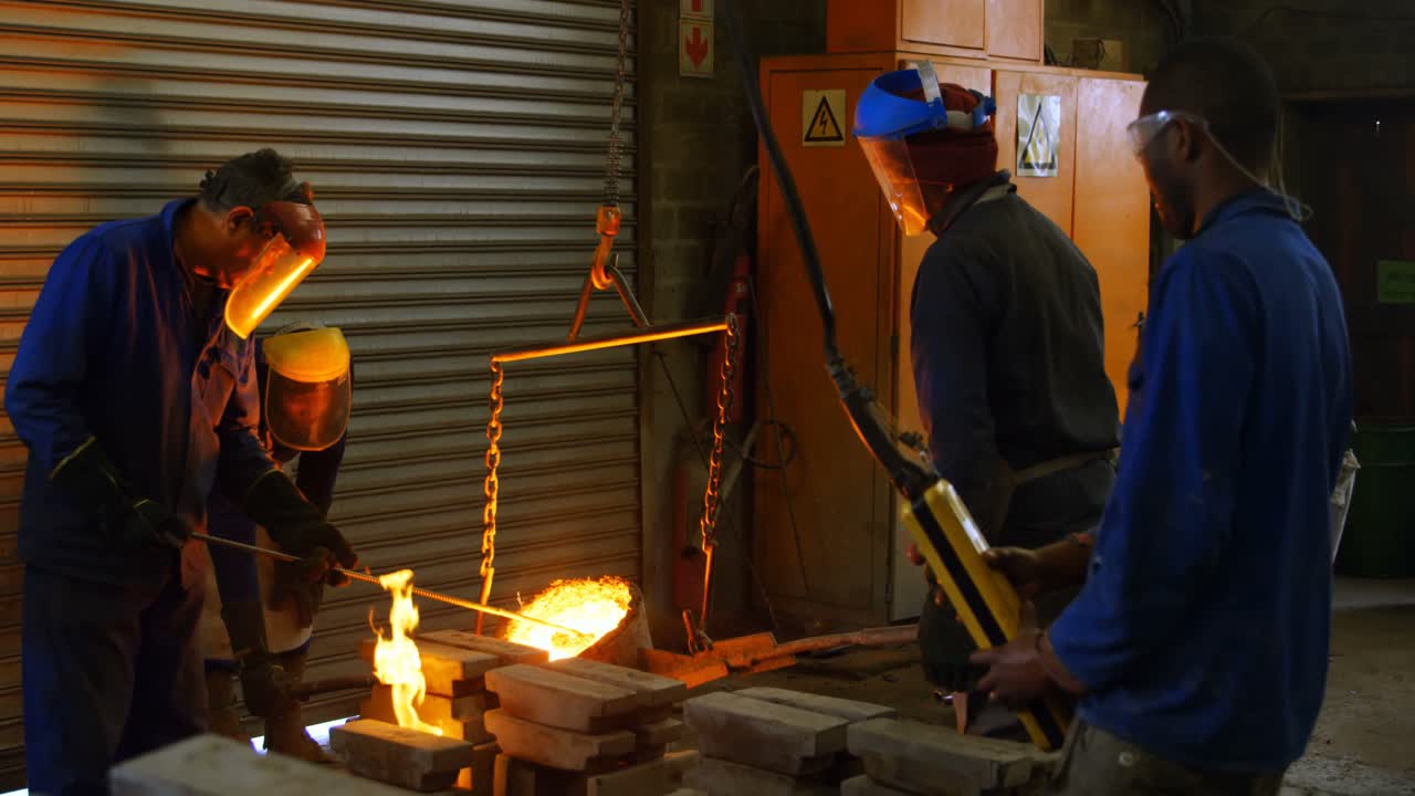 4k 워크 ⁇  에서 융해진 금속 을 모형 에  ⁇ 는 노동자 들 의 그룹