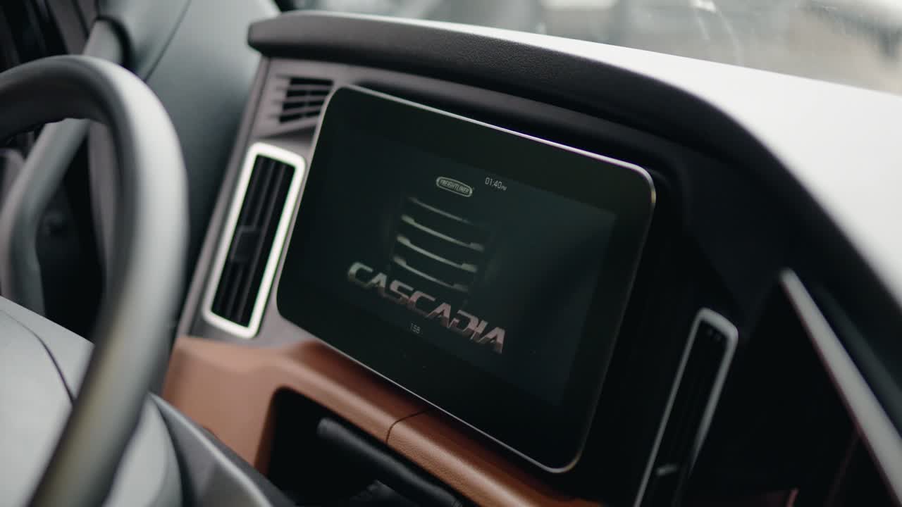 새로운 화물선 cascadia volvo 2023 시동 엔진 및 스크린 켜기