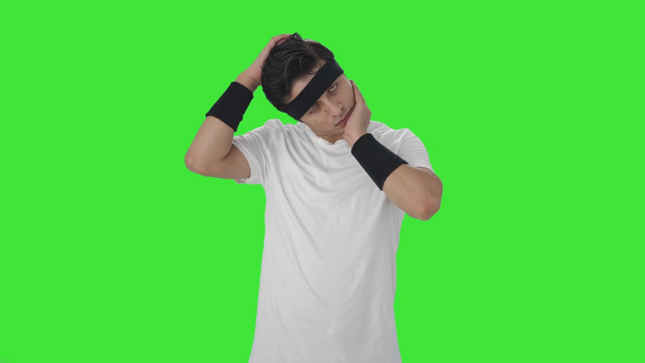 심각한 인도 남자가 목 운동을 하는 녹색 화면