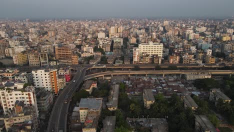 Luftdrohnenaufnahme-Von-Dhaka,-Die-Überführung-Und-Verkehr-Mit-Dicht-Besiedelten-Stadtgebäuden-Zeigt