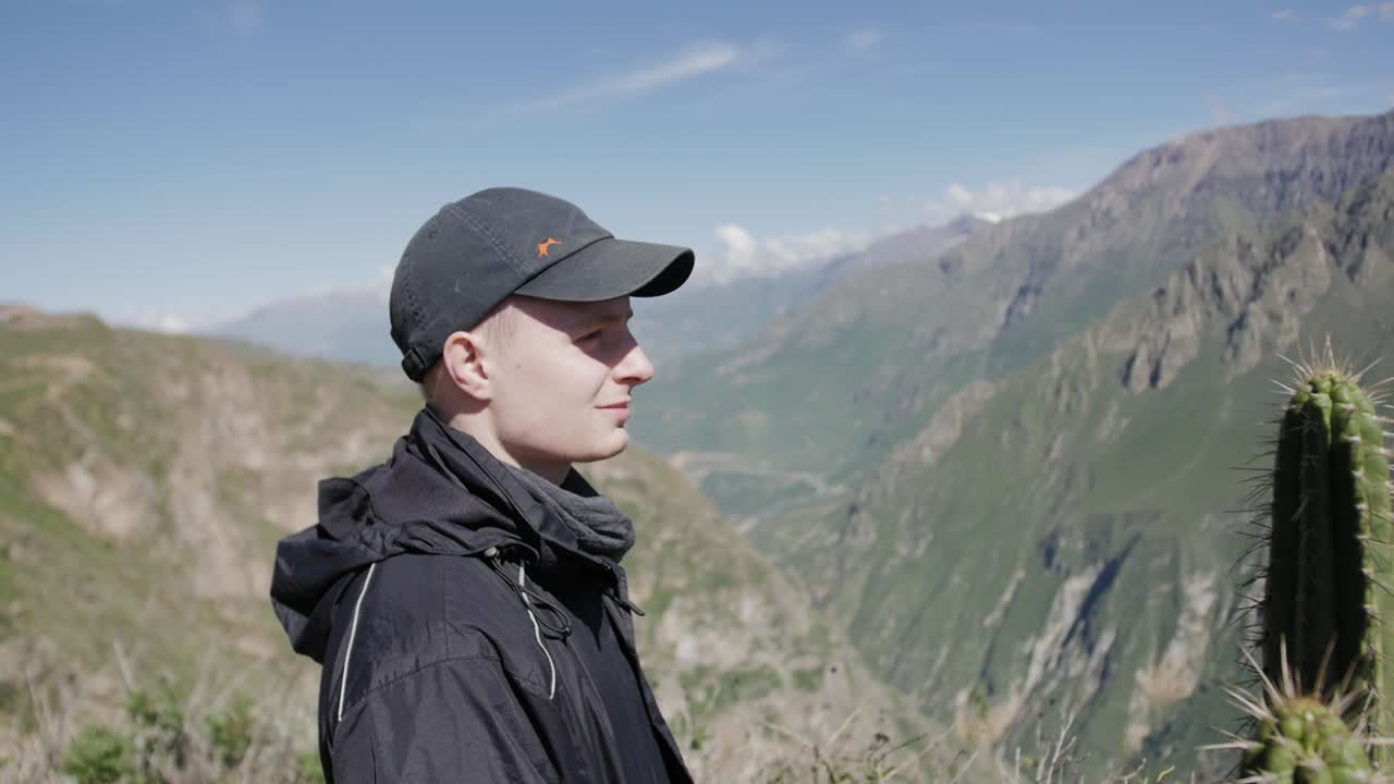 colca 협곡에서 보기를 즐기는 젊은 남자의 근접