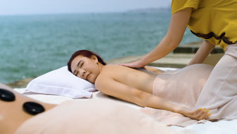 Masseuse-giving-back-massage-to-woman