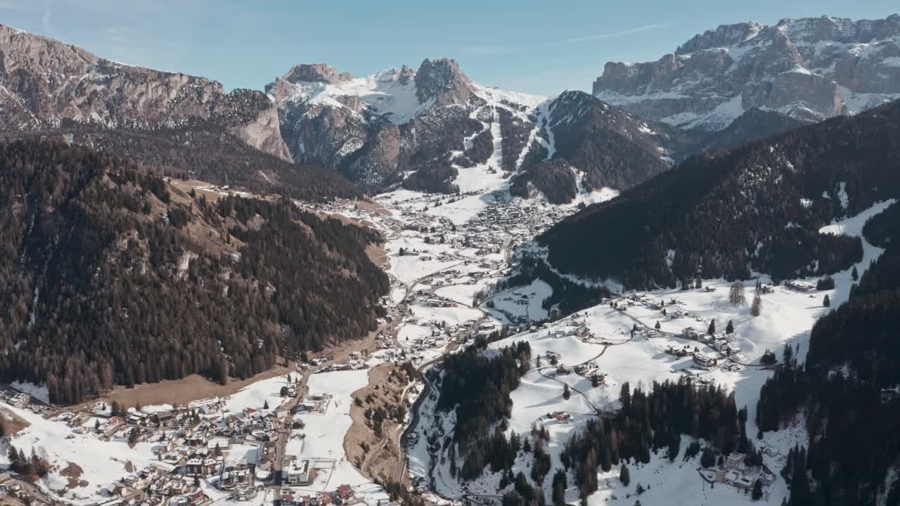 dolly forward drone disparó sobre los dolomitas del valle de selva wolkenstein