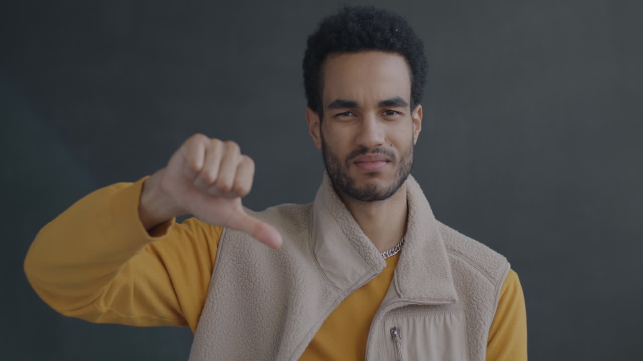 hombre dando pulgares hacia abajo