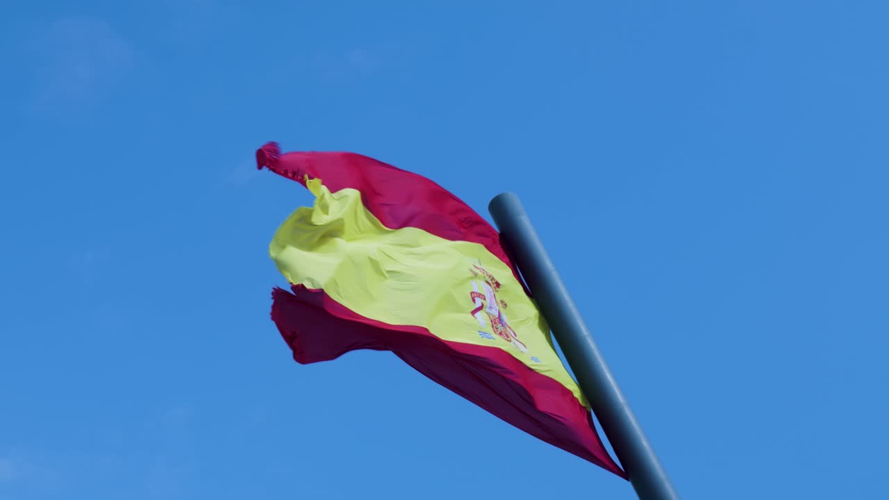 Le drapeau espagnol agitant dans le vent
