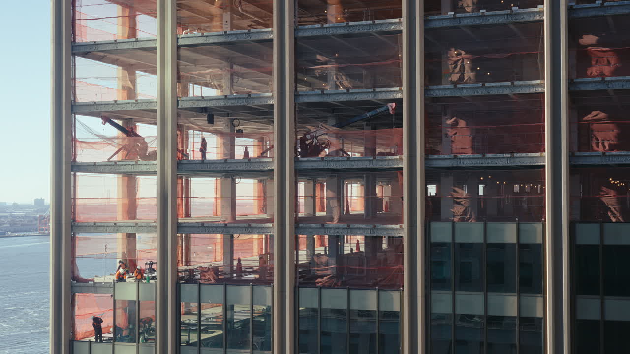 construcción de un rascacielos en una ciudad