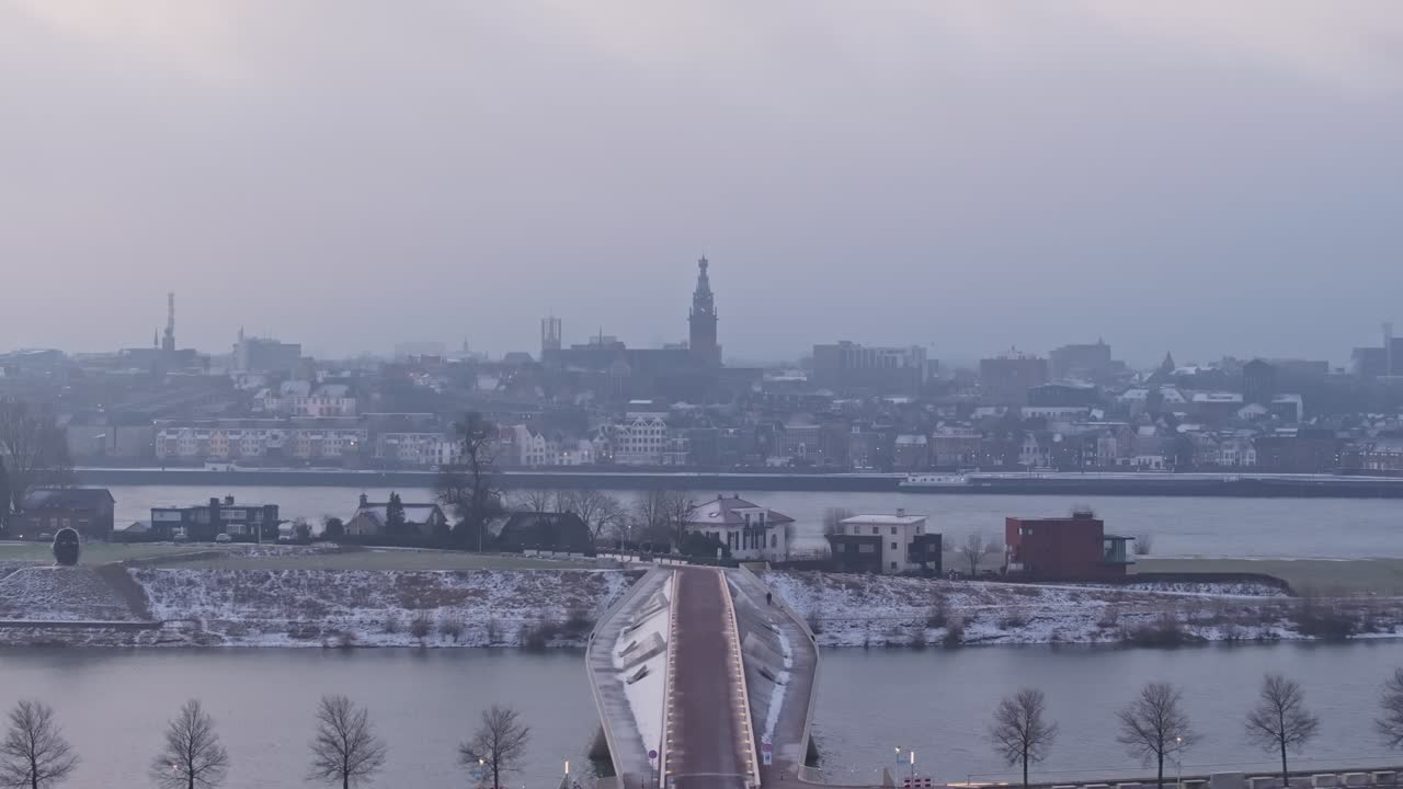 드론이 니지메겐 시의 스티븐 교회로 향하고 있는 모습, 배가 와를 건너고 있는 모습.