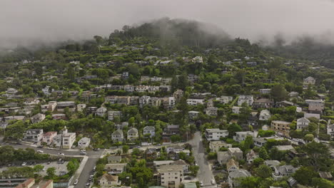 Ciudad-De-Sausalito-California-Antena-V1-Drone-Flyover-Napa-Street-Capturando-El-Pintoresco-Barrio-Residencial-De-La-Ladera-Con-Espesas-Nieblas-Que-Cubren-El-Cielo---Filmado-Con-Mavic-3-Cine---Junio-De-2022