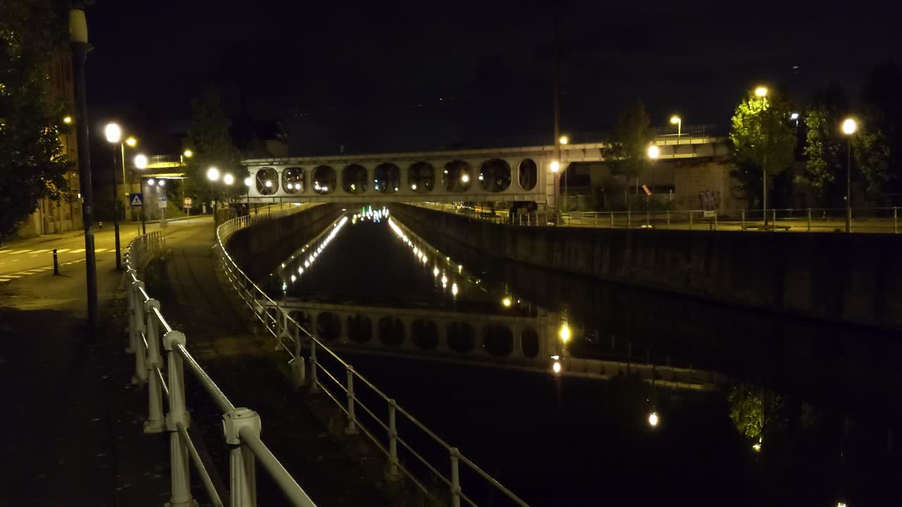 vista panorámica del canal de bruselas en anderlecht por la noche en el puente vierendeel