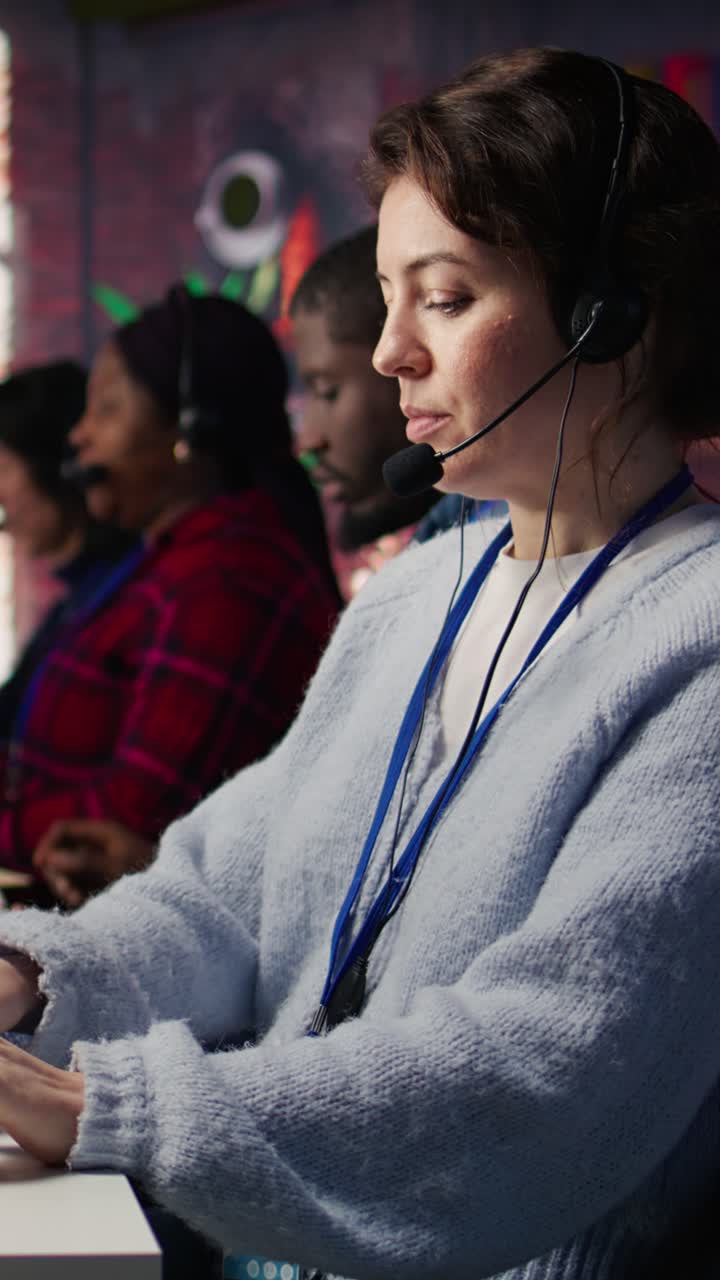 Vertical video Call center agent uses artificial intelligence to enhance customer interactions