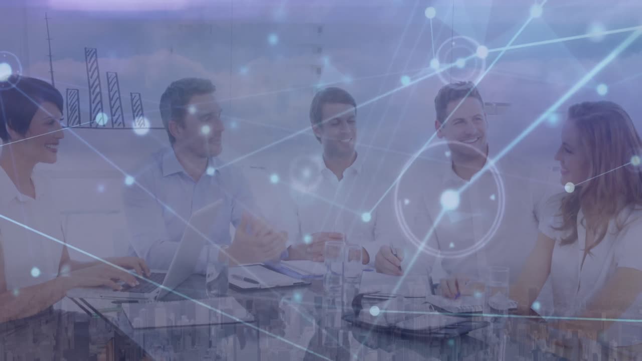 animación de puntos conectados, vista aérea del paisaje urbano, diversos compañeros de trabajo estrechando la mano en una reunión.