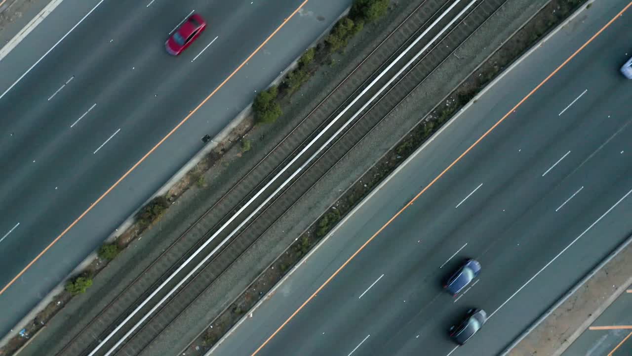 자동차가 지나갈 때 차선이 회전합니다.