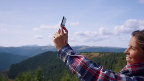 niña fotografiando paisajes en su teléfono inteligente. blogger haciendo video en su teléfono móvil
