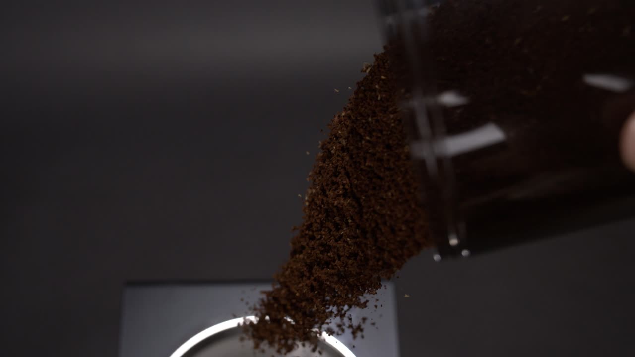 커피 밀러 컵을 커피 기계에 슈퍼 슬로 모션으로 으십시오.