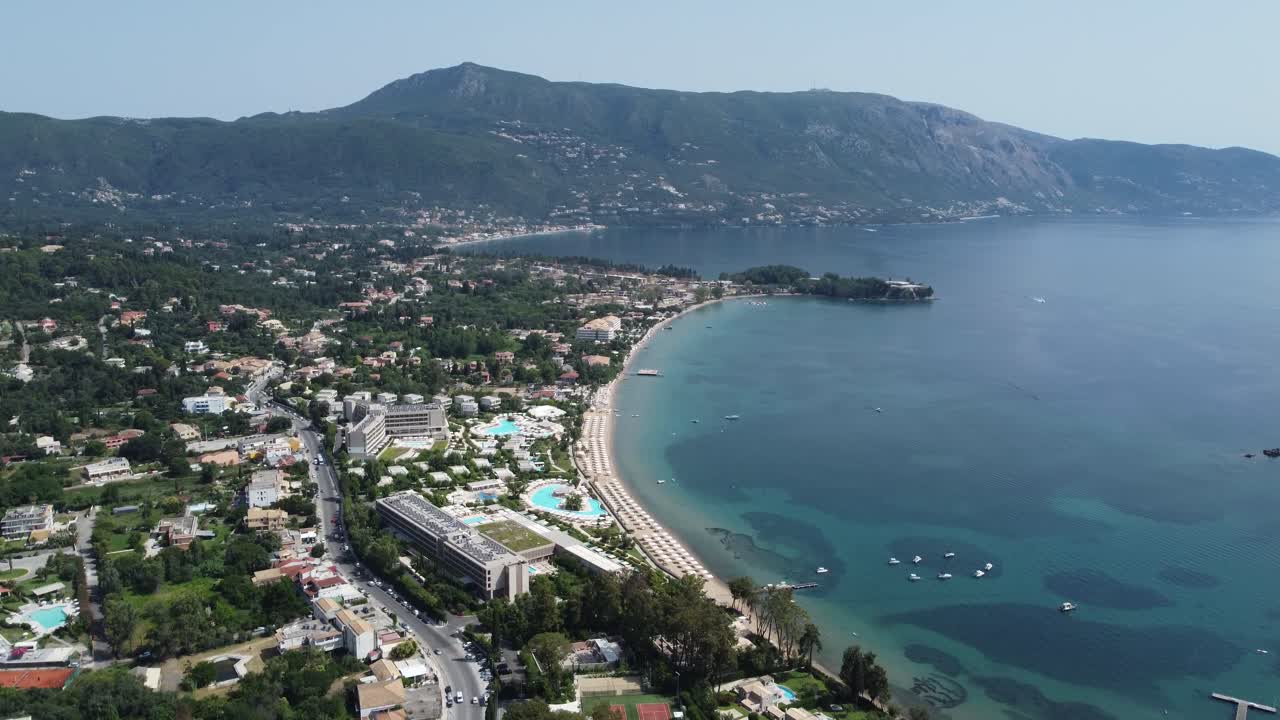 그리스의 아름다운 은 물과 산악 풍경을 가진 코르푸 섬의 이프소스 해변의 파노라마 드론 항공사