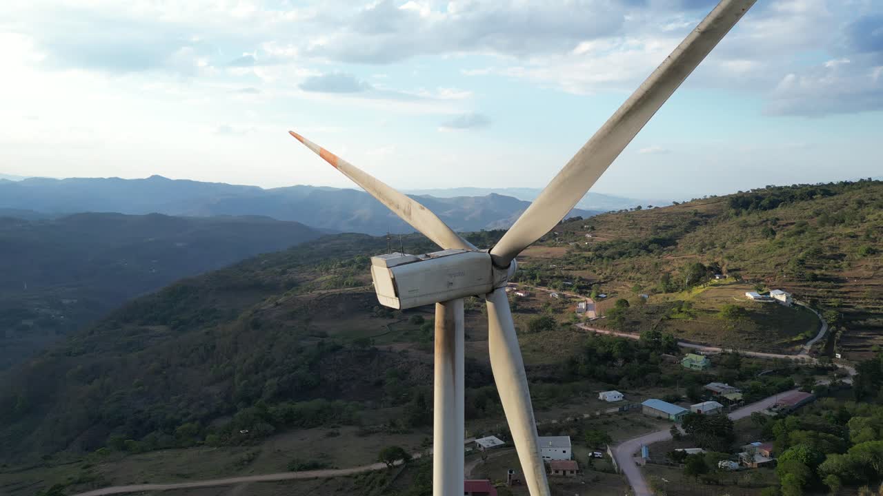 Energia Sustentável da Energia Eólica, Turbina Majestosa Contra um Cenário de Montanha Deslumbrante.