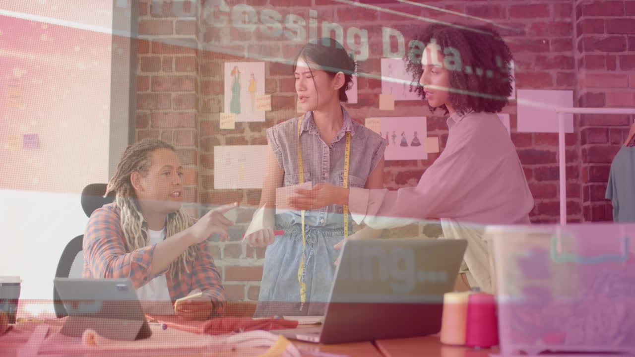 다양한 디자이너들이 패션 스튜디오에서 토론하는 데이터 처리의 애니메이션