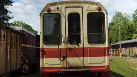 vagones antiguos en la antigua estación de tren