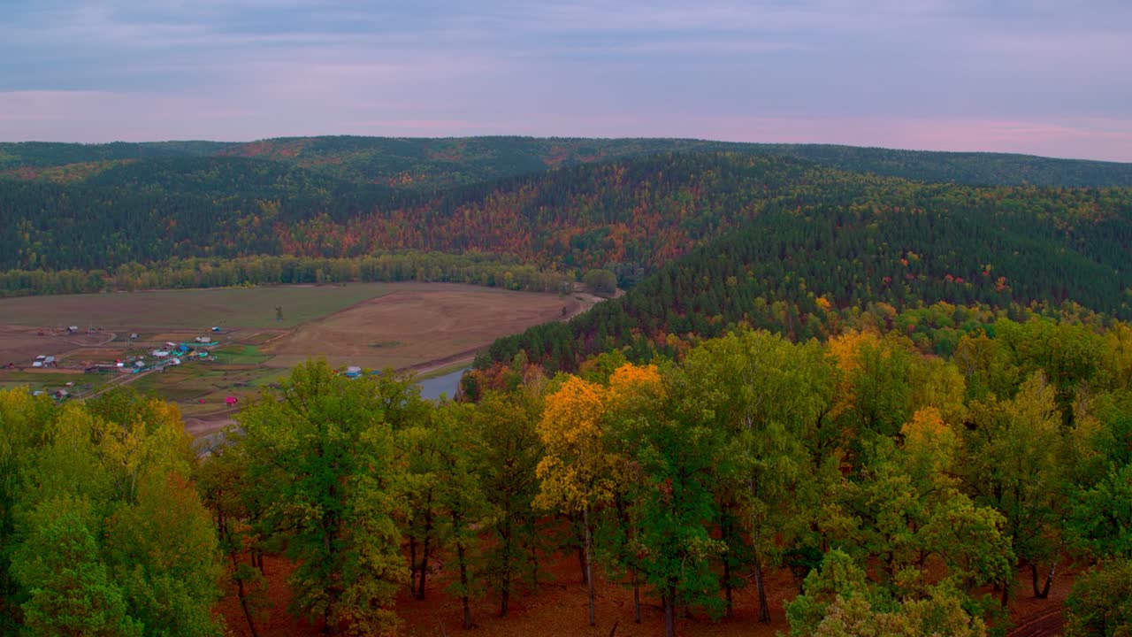 una granja junto al río. vista desde arriba de densos bosques salvajes, terreno montañoso. el concepto de ecología, ecosistema forestal, cambio climático. servicios ecosistémicos.