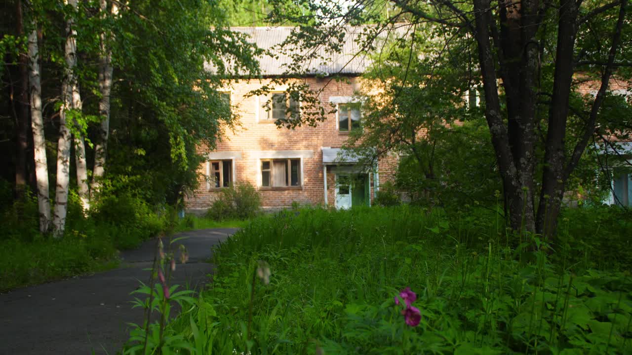 숲 속 의 버려진 집