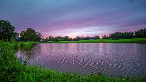 Wolkenbewegung,-Zeitraffer-Eines-Farbenfrohen-Sonnenaufgangs,-Der-Sich-In-Einem-See-Spiegelt