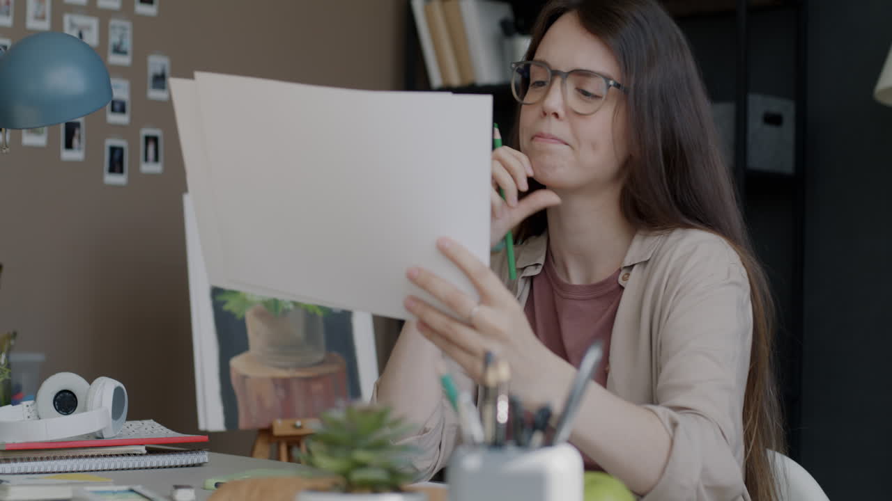 artista mujer trabajando en un dibujo