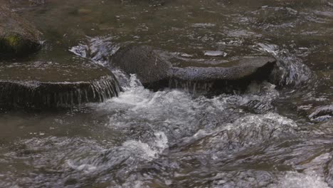 Wunderschöner-Wasserfall-In-Den-Südlichen-Oregon-Kaskaden,-Umrahmt-Von-Grünem-Moos-Und-Vegetation,-National-Creek-Falls