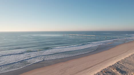 Vista-Aérea-De-Las-Olas-Rompiendo-En-La-Playa-De-Arena