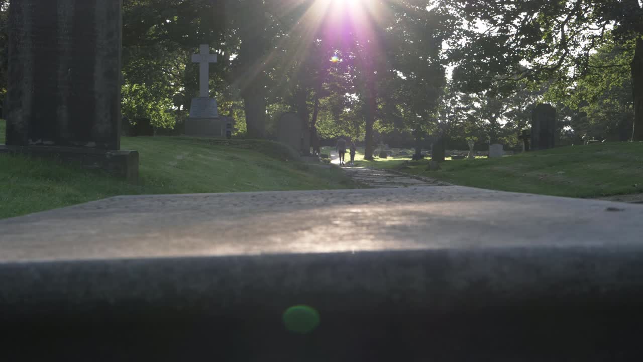 일몰 넓은 패닝 샷에서 오래된 교회 마당 경로 위에 햇빛