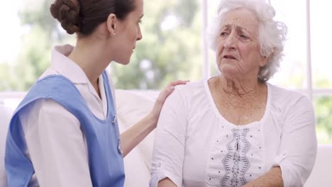 Worried-senior-woman-talking-to-nurse