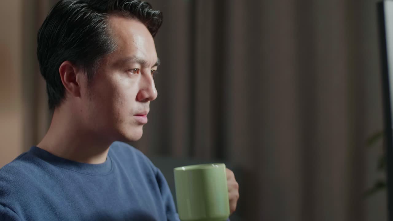 음료를 마시는 남자