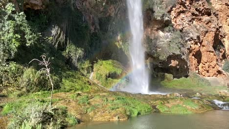 Cascada-Con-Arcoiris,-Día-De-Otoño