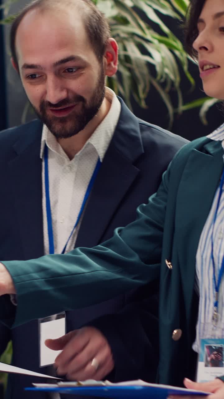 Team aziendale eterogeneo che collabora e discute di un progetto in un ufficio moderno