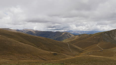 Pastizales-De-Montaña-En-Las-Montañas-De-Nueva-Zelanda---4k