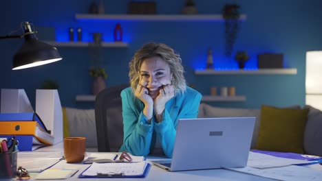 Mujer-Trabajadora-De-Oficina-En-Casa-Mirando-Emocionalmente-A-La-Cámara.