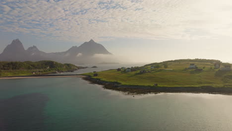 Pequeña-Aldea-De-La-Isla-Holdoya,-Archipiélago-De-Lofoten,-Noruega