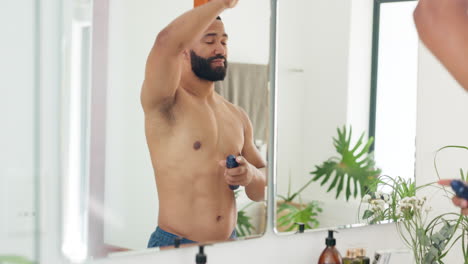 hombre aplicando desodorante y cuidado de la piel en el baño