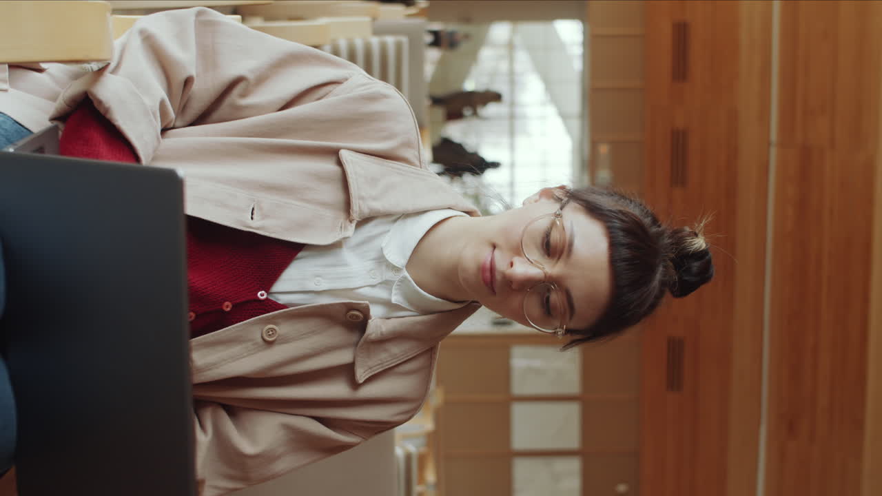 오디토리움에서 노트북을 사용하는 젊은 여성