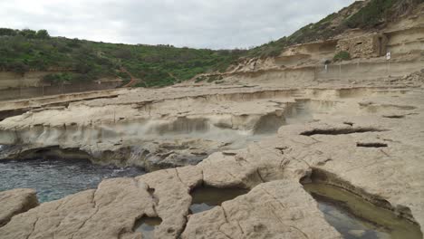 Grün-In-Der-Nähe-Von-St-Peter&#39;s-Pool-Stone-Beach-An-Bewölkten-Tag-Im-Winter-In-Malta