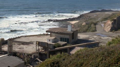 Antigua-Fábrica-De-Cemento-En-Cabo-Mondego,-Ubicada-En-La-Serra-Da-Boa-Viagem,-Junto-Al-Mar