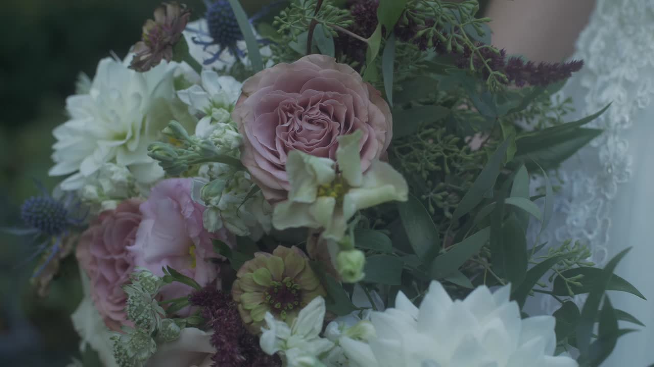 Nærbilde av brudens blomsterbukett på bryllupsdagen.