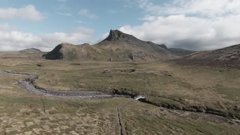 paisaje tranquilo del campo: montañas, río y pequeño puente, islandia