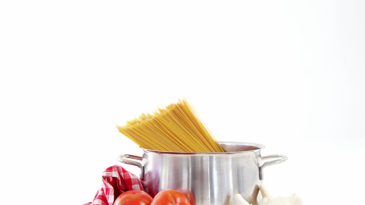 체리 토마토와 마늘이 들어있는 생 스파게티