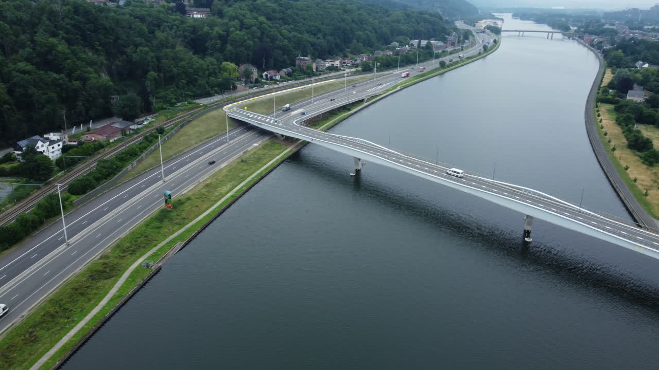 강 을 가로지르는 고속도로 다리