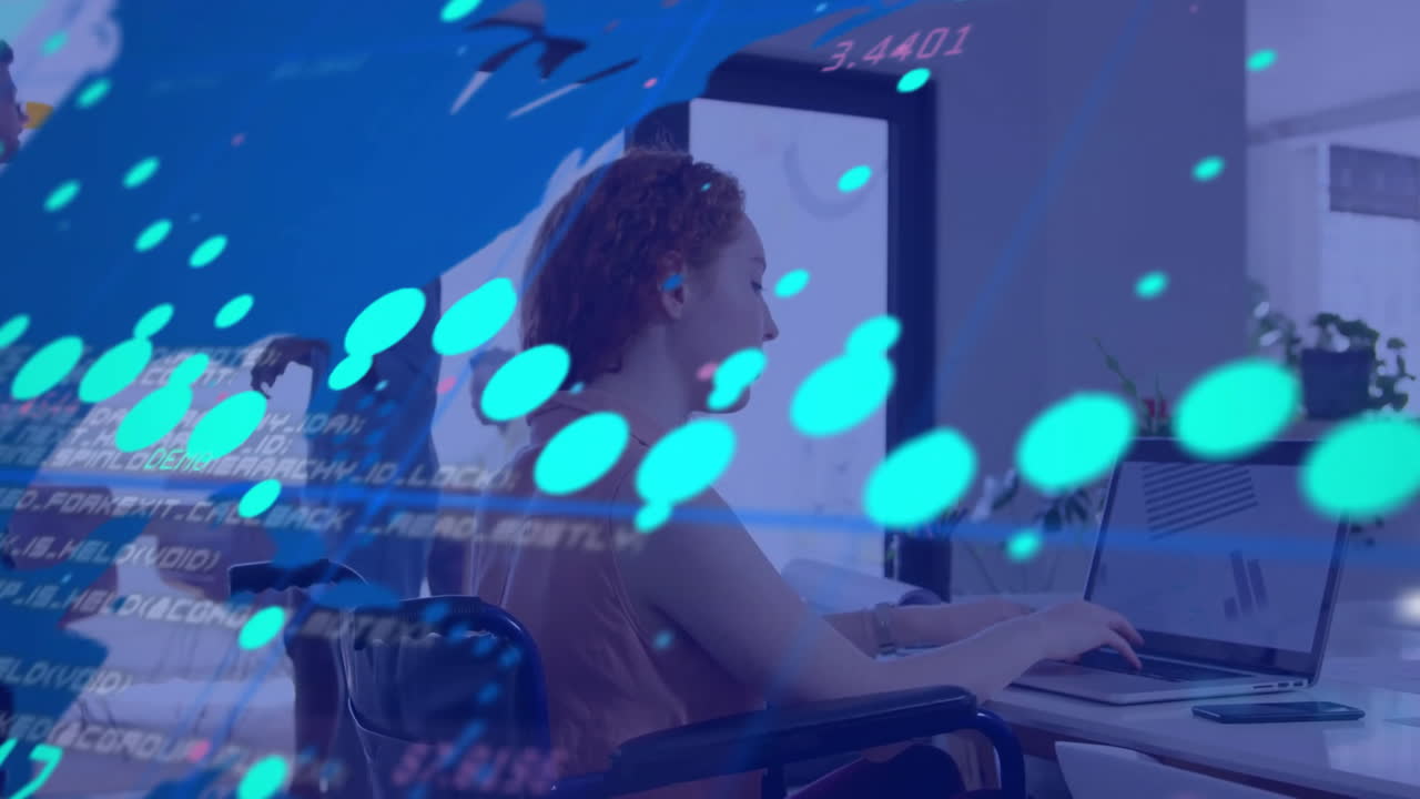 анимация обработки финансовых данных над кавказской бизнесменкой, использующей ноутбук в офисе