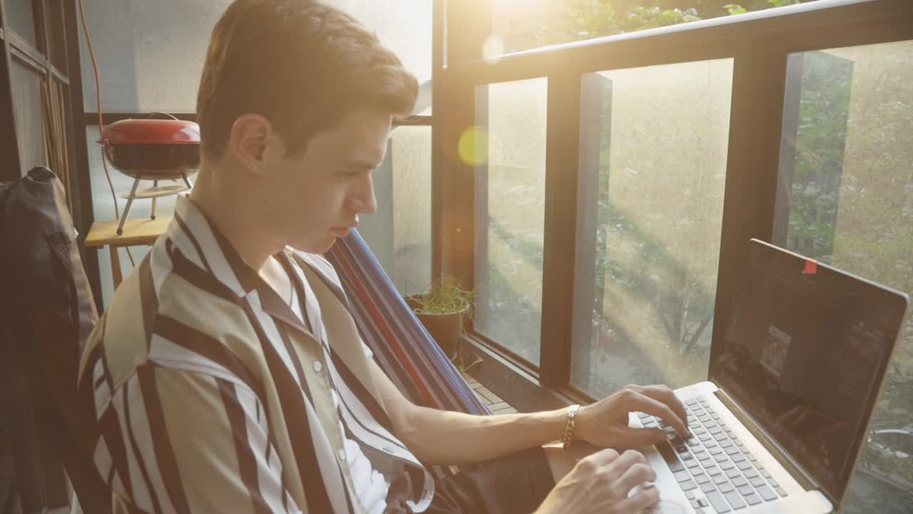 ⁇ 탑 컴퓨터 를 사용 하는 사람 - 가까이 가서 앉아 있는 사람