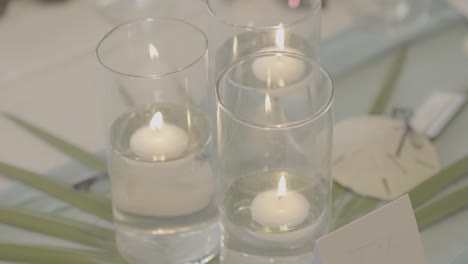 velas en vasos flotando en el agua quemada en la boda